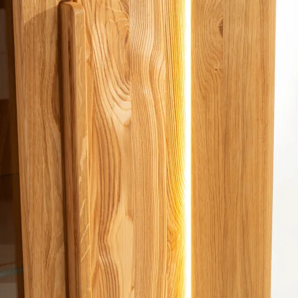Szynaka Vitrína London 15 98 cm z masívu s LED osvetlením dub prírodný