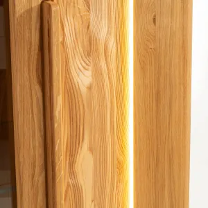 Szynaka Vitrína London 15 98 cm z masívu s LED osvetlením dub prírodný