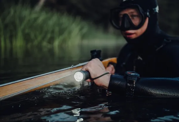 Svietidlo ručné taktické LED ARMYTEK Dobermann Pro Magnet USB, nabíjateľné - čierne