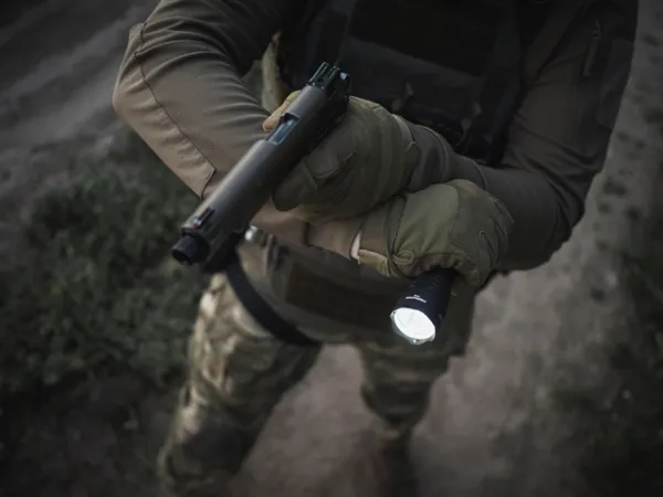 Svietidlo ručné LED ARMYTEK Predator Pro Magnet USB Warm - nabíjateľné