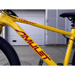 Juniorský horský bicykel AMULET 27,5 Tomcat 1.9 SH, lemon chrome red