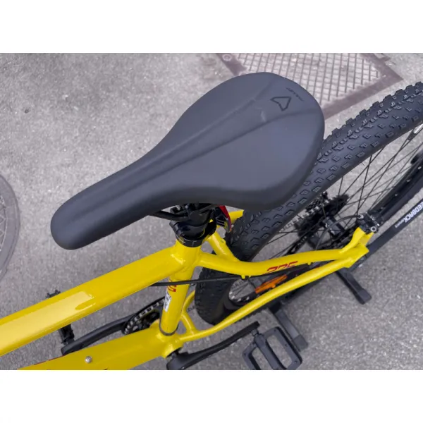 Juniorský horský bicykel AMULET 27,5 Tomcat 1.9 SH, lemon chrome red