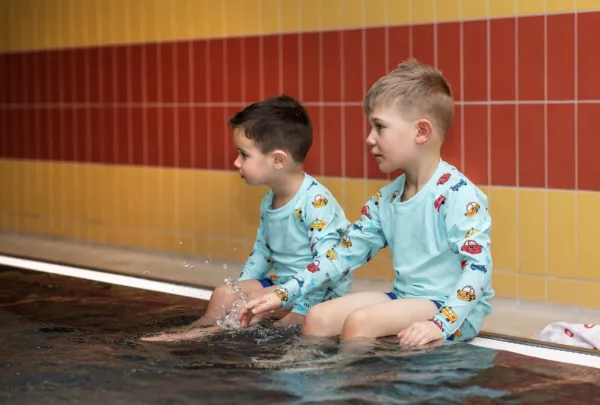 Dětské plážové uv tričko aquakiddo uv protection shirt cars 2-4