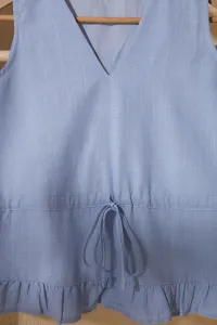 Modrá tkaná blúzka s výstrihom do V od značky Trendyol