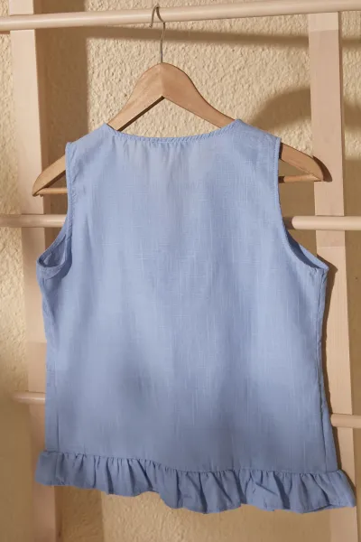Modrá tkaná blúzka s výstrihom do V od značky Trendyol