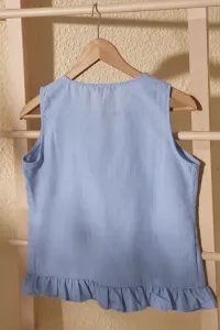 Modrá tkaná blúzka s výstrihom do V od značky Trendyol