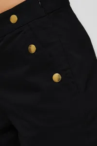 Šortky s ozdobnými gombíkmi