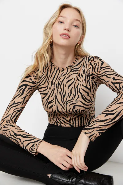 Trendyol viacfarebná vzorovaná vypasovaná/umiestnená Crew Neck Crop Stretch Pletená blúzka