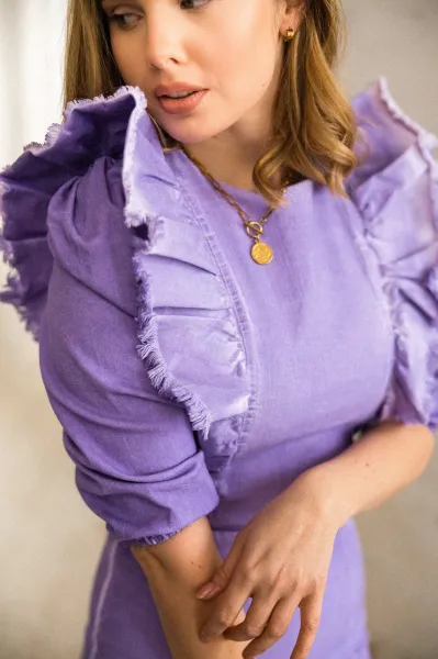 Chiara nosí dámsku blúzku s motýľmi.