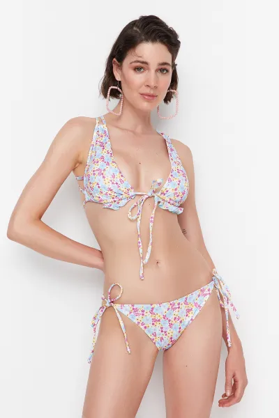 Trendyol Chrumkavé Bikini Nohavičky s Kvetinovým Vzorom s Detailom na Uväzovanie