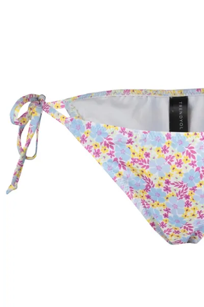 Trendyol Chrumkavé Bikini Nohavičky s Kvetinovým Vzorom s Detailom na Uväzovanie