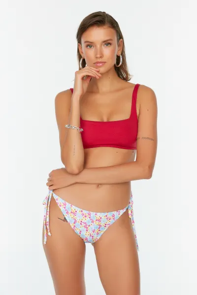 Trendyol Chrumkavé Bikini Nohavičky s Kvetinovým Vzorom s Detailom na Uväzovanie