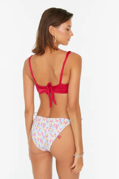 Trendyol Chrumkavé Bikini Nohavičky s Kvetinovým Vzorom s Detailom na Uväzovanie