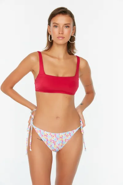 Trendyol Chrumkavé Bikini Nohavičky s Kvetinovým Vzorom s Detailom na Uväzovanie