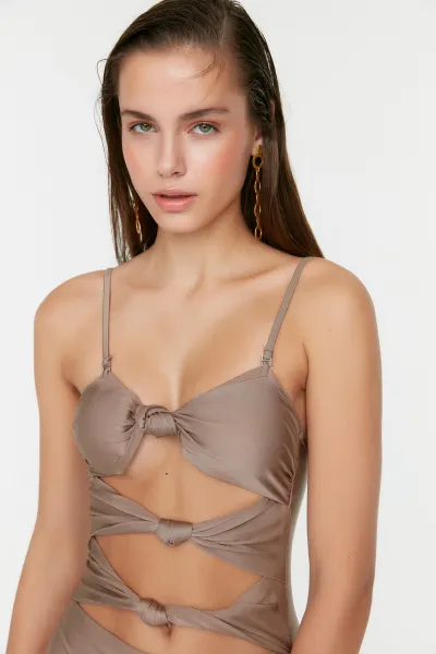 Trendyol nork vystrihol detailné plavky