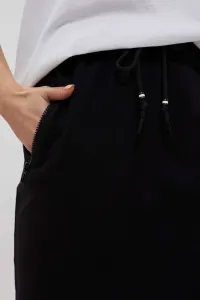 Jednoduchá sukňa s vreckami - čierna