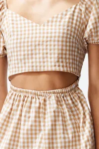 Trendyol Camel Petite kárované šaty s rozopínaním pása Super mini tkané okno / vystrihnutý detail