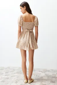 Trendyol Camel Petite kárované šaty s rozopínaním pása Super mini tkané okno / vystrihnutý detail
