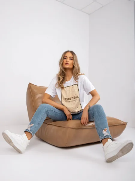 White loose T-shirt with appliqué and print