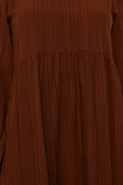 Trendyol hnedý stojaci golier Crinkle široký strih tkané šaty