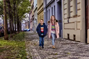 Detský pruhovaný sveter nax NAX MOERO mood indigo