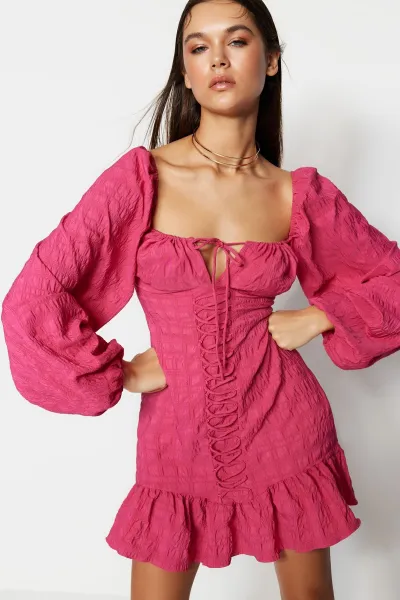 Trendyol elegantné večerné šaty s detailom kravaty Fuchsia