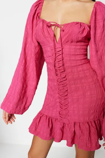 Trendyol elegantné večerné šaty s detailom kravaty Fuchsia