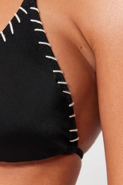 Trendyol čierny trojuholník vyšívané bikiny top