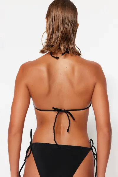 Trendyol čierny trojuholník vyšívané bikiny top
