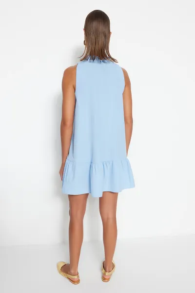 Trendyol Blue mini tkané šaty s vysokým golierom