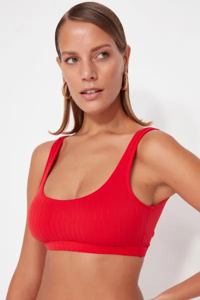 Trendyol Red Bralette textúrovaný top bikín