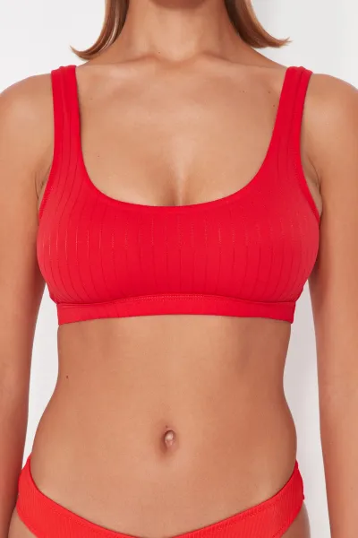 Trendyol Red Bralette textúrovaný top bikín