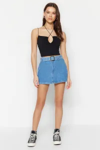 Modrá minisukňa z denimu s opaskom od značky Trendyol