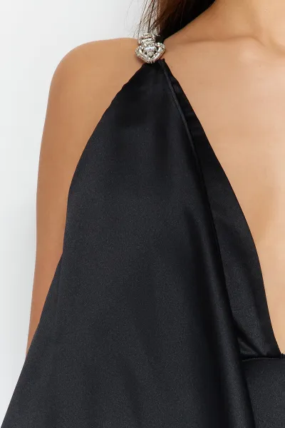 Trendyol Black Stone Strap detailné dlhé večerné šaty s výstrihom do V