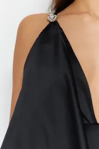 Trendyol Black Stone Strap detailné dlhé večerné šaty s výstrihom do V