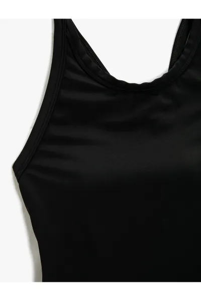 Koton plavecké kmene U-výstrih zakrytý detail okna vzadu.