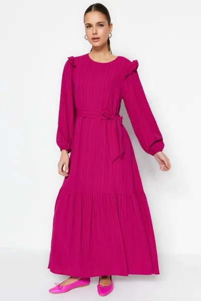 Trendyol Fuchsia vlnené viskózovo zmiešané tkané šaty s volánovým lemom okolo ramien.