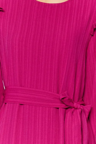 Trendyol Fuchsia vlnené viskózovo zmiešané tkané šaty s volánovým lemom okolo ramien.