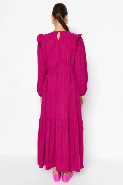 Trendyol Fuchsia vlnené viskózovo zmiešané tkané šaty s volánovým lemom okolo ramien.