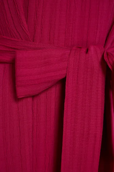 Trendyol Fuchsia vlnené viskózovo zmiešané tkané šaty s volánovým lemom okolo ramien.