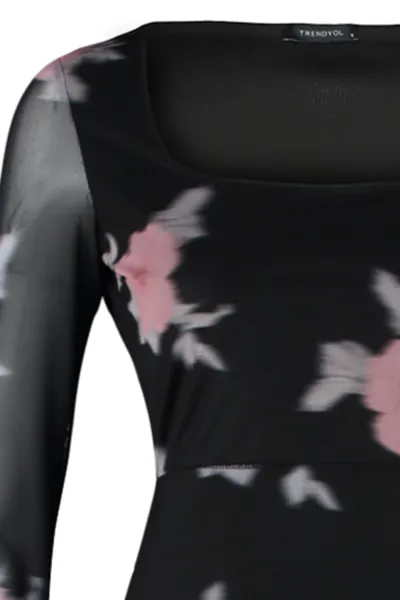 Trendyol Čierny tyl Kvetinový Vypasovaný štvorcový golier Dlhý rukáv Maxi Stretch Pletené šaty