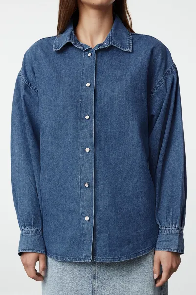 Námornícka modrá oversized rifľová košeľa od značky Trendyol