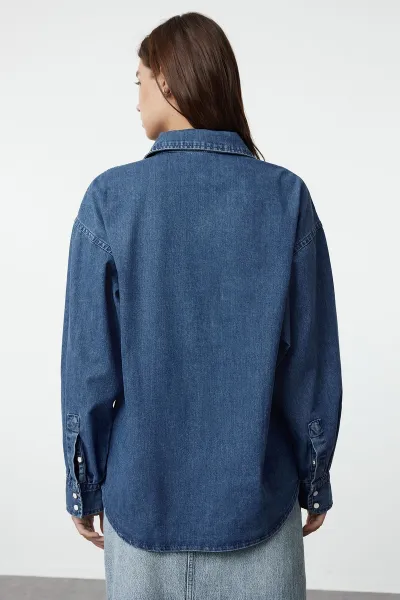 Námornícka modrá oversized rifľová košeľa od značky Trendyol