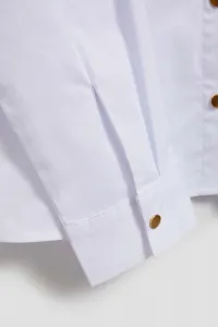 Jednoduchá košeľa s ozdobnými gombíkmi