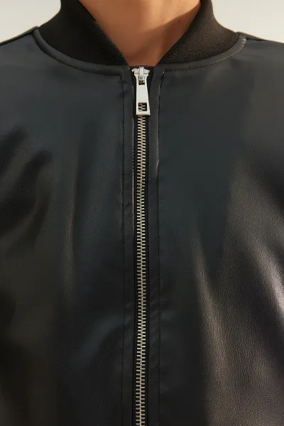 Trendyol Limited Edition Black Premium oversize kabát z umelej kože na zips