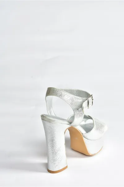 Strieborné trblietavé lodičky na platforme Fox Shoes, dámske večerné šaty.