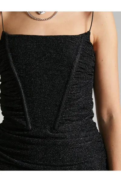 Koton Mini večerné šaty bez ramienok s trblietavými prehodenými strapcami detailné