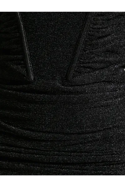 Koton Mini večerné šaty bez ramienok s trblietavými prehodenými strapcami detailné