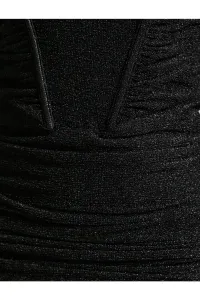 Koton Mini večerné šaty bez ramienok s trblietavými prehodenými strapcami detailné