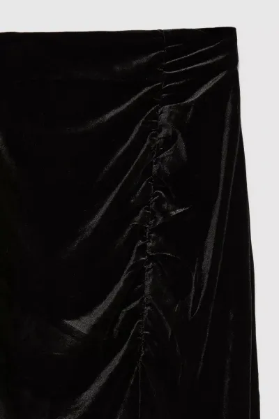 Čierna velúrová sukňa s rázporkom
